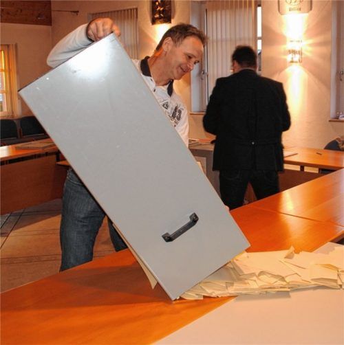 Die Auszählung in Polling gehörte zu den spannendsten. Rudolf Westermeier leerte um 18 Uhr eine der Urnen, aus denen kein klarer Wahlsieger hervorging. Lorenz Kronberger (UWG) und Stefan Mooshuber (CSU) müssen in die Stichwahl. Foto Wagner