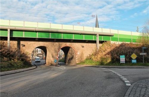 Die Bahnstrecke Richtung München führt derzeit mitten durchs Gemeindegebiet. Foto Heinz
