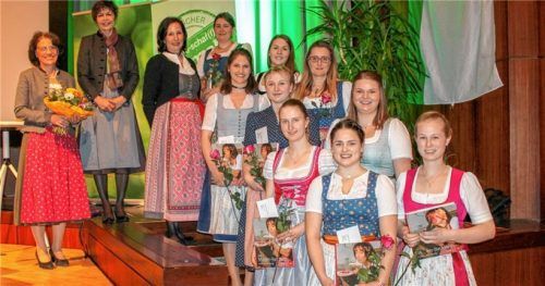 Die Besten ausgezeichnet: (von links) Anna Bruckmeier, Maria Bichler und Katharina Kern mit den geehrten Hauswirtschaftsmeisterinnen und Dorfhelferinnen.