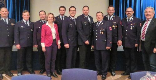 Die bisherigen und neuen Amtsträger bei der Mühldorfer Feuerwehr, eingerahmt vom Vorsitzenden Dr. Deißenböck und Landrat Georg Huber, dazwischen Bürgermeisterin Marianne Zollner: Philipp Cziczek, Christoph Härtel, Felix Jahnel, Tobias Wapler, Robert Niederschweiberer, der scheidende Kommandant Günther Starzengruber, Martin Strasser und Heinrich Tratzl. Foto Rath