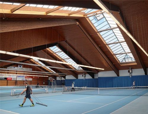 20000 Kubikmeter umbaute Luft – in der VfL-Tennishalle herrschen sichere Bedingungen fast wie beim Freiluftsport, findet Abteilungsleiter Johann Kreidl. Foto  Archiv/Grundner