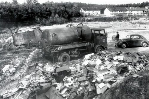 Die ehemalige Waldkraiburger Mülldeponie: Während des Krieges bauten hier die Münchner Baufirma Moll und andere Unternehmen Kies ab, mit dem die Bunker des Pulverwerks Kraiburg der Deutschen Sprengchemie errichtet wurden. Nach 1950 wurde die Kiesgrube offizielle Mülldeponie.Foto  Stadtarchiv
