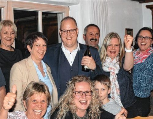 Die Freien Wähler der Gemeinde feiern ihren Bürgermeister Martin Bartlweber. Foto Rasch