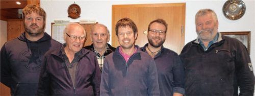 Die für langjährige Mitgliedschaft Geehrten (von links): Peter Rottmoser junior, Herbert Schweiger, Helmut Aigner, Andreas Ostarek und Felix Glockner mit Abteilungsvorsitzendem Peter Rottmoser senior (rechts). Nicht auf dem Bild: Roland Schinke.Foto Sollinger