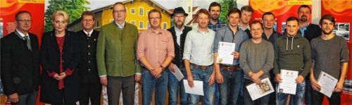 Die geehrten und beförderten Männer der Feuerwehr Pang zusammen mit (von links) Stadtbrandrat Hans Meyrl, Oberbürgermeisterin Gabriele Bauer, Kommandant Günter Scholz, dessen Stellvertreter Ludwig Guttenberger und Vorsitzendem Thomas Fischbacher (Zweiter von rechts).Foto Aerzbäck