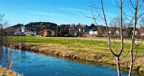 Die geplante sechsgruppige Kindertageseinrichtung auf dem Areal der Rösnerwiese östlich der evangelischen Kirche stellt mit sechs Millionen Euro einen wichtigen Eckpfeiler im Investitionsplan der Gemeinde dar. Foto  Neuwirth