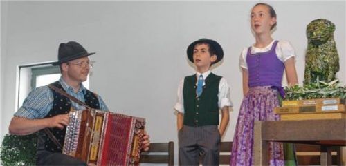 Die Geschwister Kathi und Maxi Demmel aus Aying, begleitet von Sebastian Mühlhuber auf der Ziach (links) und Papa Max Demmel, haben den „Wasserburger Löwen“ im vergangenen Jahr gewonnen.Foto .re