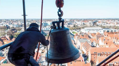 Die Glocken von Kirchen, zumindest die der katholischen,  läuten um 12 Uhr mittags sowieso. Besonders in Zeiten der Corona-Krise fordern Pfarrverbände die Menschen auf, bewusst innezuhalten und zu beten. Foto dpa