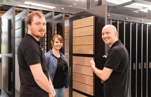 Die individuelle Betreuung der Azubis, ein gutes Arbeitsklima und gute Weiterbildungsmöglichkeiten auch nach dem erfolgten Abschluss ermöglicht eine Ausbildung im Holzfachhandel. Foto djd-mk/Gesamtverband Deutscher Holzhandel