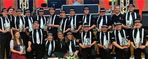 Die „Inntal-Ballerinos“ begeisterten die Franzosen mit ihren Auftritten beim Ball des Partnerschaftsvereins Léhon/Abstatt und erhielten zum Dank „bretonische Köstlichkeiten“. Foto re