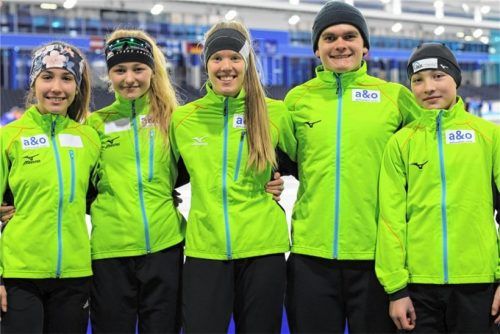 Die Inzeller Isabel Kraus, Maira Jasch, Leonie Mayrhofer, Felix Motschmann und LeoHuber (von links) kehren mit Achtungserfolgen aus Heerenveen zurück. Foto Kraus
