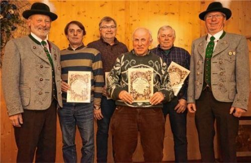 Die langjährigen Vereinsmitglieder (von links) Franz Ross, Josef Auer, Josef Bichlmeier und Andreas Auer wurden von den Vorsitzenden Martin Berger (links) und Josef Buchner geehrt.Foto  Meling