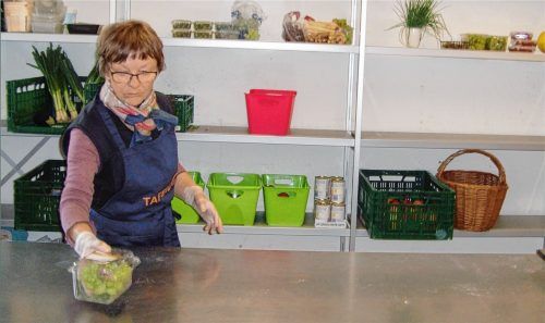 Die letzten Weintrauben: Tafelmitarbeiterin Renate Zeiner vor den leeren Regalen. Jetzt wird überlegt, wie es weitergehen soll. Foto  Badura