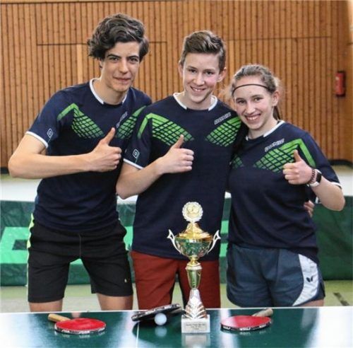 Die Mannschaft des ASV Eggstätt mit Tobias Wagner, Korbinian und Anna-Maria Sulzer (von links) gewann ungeschlagen das Final-Four-Finalturnier der Buben auf Bezirksklassenebene. Foto Erlich