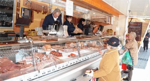 „Die meisten Leute halten 1,50 Meter Abstand“, sagt Metzger Kurt Hintereicher (links), der jeden Mittwoch und Samstag auf dem Waldkraiburger Wochenmarkt vertreten ist. Das Angebot wurde wegen der Corona-Krise auf Lebensmittel beschränkt.Foto  Grundner