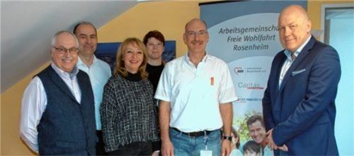 Die Mitglieder der Wohlfahrtsverbände: Erwin Lehmann (Caritas), Anton Reiserer (Arbeiterwohlfahrt), Marianne Guggenbichler (Deutscher Paritätischer Wohlfahrtsverband), Barbara Solf-Leipold (Gast, Technische Hochschule Rosenheim), Stefan Müller (Bayerisches Rotes Kreuz) und Klaus Voss (Diakonisches Werk).Foto re