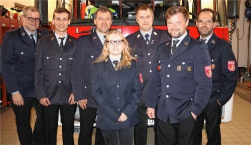 Die neue Führungsmannschaft der Feuerwehr Umrathshausen präsentiert sich mit (von links) Schriftführer Thomas Bartsch, Zweitem Vorsitzenden Michael Hoßfeld, Vorsitzendem Georg Noichl, Kassenfrau Elisabeth Schäffer, Kommandant Martin Dialler, Zweitem Kommandant und Fähnrich Peter Bauer und Beisitzer Lorenz Noichl. Foto Rehberg