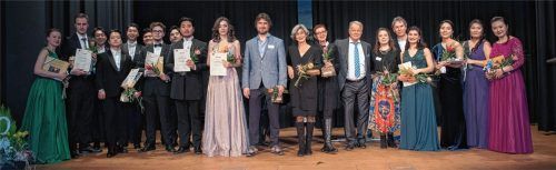 Die Preisträger zusammen mit der Jury des zwölften internationalen Gesangswettbewerbs Immling. Foto re
