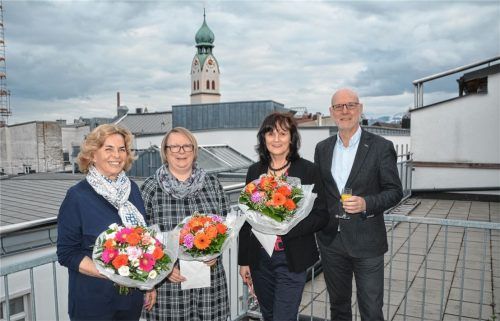 Die Preisträgerinnen Christa Clarin, Ina Hain und Gabriele Greifenstein (von links) mit Chefredakteur Willi Börsch. Foto Geyer