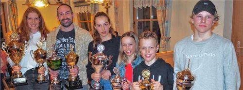 Die Pruttinger Ski-Meister: Vereinsmeisterin Anne Eifert, Vereinsmeister Maxi Till, Jugendmeisterin Lilly Maier, Schülermeisterin Luisa Maier, Schülermeister Luca Maier und Jugendmeister Simon Wallner (von links).Foto Niessen