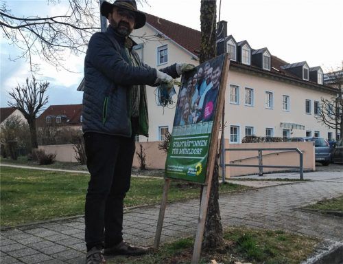 Die Schlacht ist geschlagen, die Plakate verschwinden: Dr. Georg Gafus von den Grünen räumt die stummen Wahlkampfhelfer in Mühldorf Nord ab. Foto  hon
