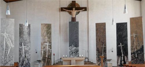 Die sieben Bildtafeln umstellen den Altar mit dem Kruzifix.Fotos  Janka