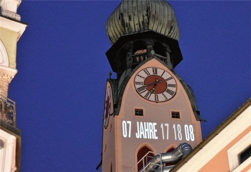 Die Uhr tickt: Die Bewegtbild-Projektion am Turm von St. Nikolaus zeigt, wie viel Zeit wir noch haben um die globale Erwärmung auf maximal 1,5 Grad zu begrenzen. Foto Schlecker
