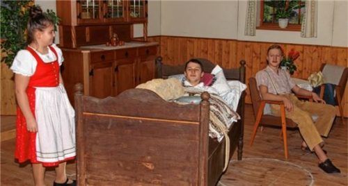 Die verordnete strickte Bettruhe vom Breitwieser-Bauern (Florian Asanger) überwachen die Dienstboten Cilli (Franziska Langrieger) und Girgl (Niklas Langwieder) gewissenhaft.