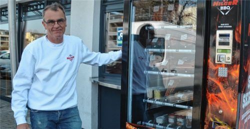Die Versorgung mit Fleisch und Wurstprodukten ist trotz Coronavirus sowohl in als auch außerhalb der Metzgerei Hilger sichergestellt: Raimund Hilger und sein Team befüllen den Fleischautomaten regelmäßig. Fotos Schöne