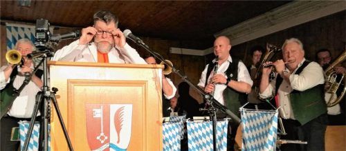 Die Vogtareuther Blasmusik war die perfekte Begleitung für Dr.Kontrabass Fotos Sperber