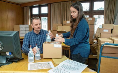 Die Vorbereitungen für die Kommunalwahl laufen auf Hochtouren: Der Priener Wahlleiter Alfons Kinne packt mit Mitarbeiterin Natascha Bartsch auch Desinfektionsmittel sowie Hinweisschilder zur Anwendung ein. Im Hintergrund stapeln sich die Wahlunterlagen. Foto Berger