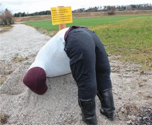 Diese Installation dachten sich Freunde des Waldkraiburgers Florian Kapsegger zu dessen 40. Geburtstag aus. Foto  Huckemeyer