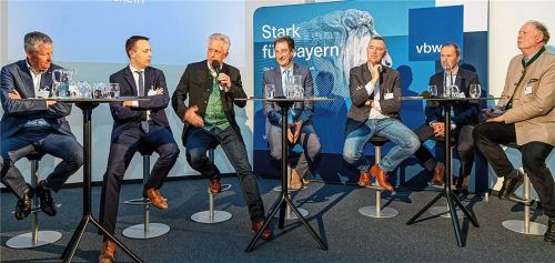 Diskutierten über die Prioritäten beim Ausbau der Infrastruktur in Südostbayern (von links): stellvertretender vbw-Vorstandsvorsitzender Stefan Neumann, Traunsteiner OB-Kandidat Dr. Christian Hümmer, Bergens Bürgermeister Stefan Schneider, Foxit-Geschäftsführer Franz Obermayer, Bürgermeisterkandidat Axel Schmidt aus Oberhaching sowie dieBürgermeister Thomas Kamm (Siegsdorf) und Claus Pichler (Ruhpolding).Foto  Effner
