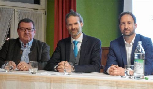Drei Männer auf dem Podium: Die Riederinger Bürgermeisterkandidaten Josef Sammer, Dr.Andreas Uhlig und Christoph Vodermaier (von links). Sie stellten sich und ihre An- und Absichten vor. Foto Kirchner