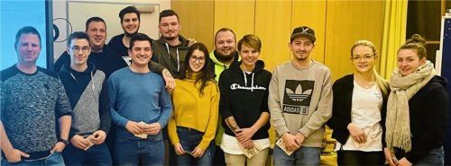 Ehrung für die meisten Einsatzstunden im Sanitätsdienst im vergangenen Jahr (von links vorne): Zweiter Vorsitzender Martin Eichbauer, Michael Kaffl, Vedran Husaric, Victoria Mayer, Franziska Thumm, Fabian Fuchs, Christina Meister und Anna Zaglacher; hinten: Mathias Alsheimer, Markus Mayer, Maximilian Pink und Michael Tiller.Foto re