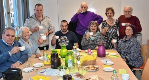 Ein Bild aus besseren Zeiten: die Mitglieder der Teeküche: (von links) Manfred Schneidereit, Sabine Fastnacht, Karsten Wach, Toni Steimer, Hartmann Rüdt, Sieglinde Steimer, die Leiterin und Initiatorin der Gruppe Waltraud Gelner, Horst Karlovsky und Steffi Krämer. Foto Schlecker