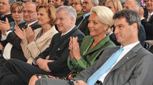 Ein Bild aus besseren Zeiten: Ministerpräsident Horst Seehofer und Markus Söder, damals noch Umweltminister, eröffnen 2010 zusammen mit Oberbürgermeisterin Gabriele Bauer die Landesgartenschau in Rosenheim. Nun sagt die Oberbürgermeisterin nach 18 Dienstjahren Servus. Ihr Nachfolger wird per Stichwahl ermittelt. Foto schlecker