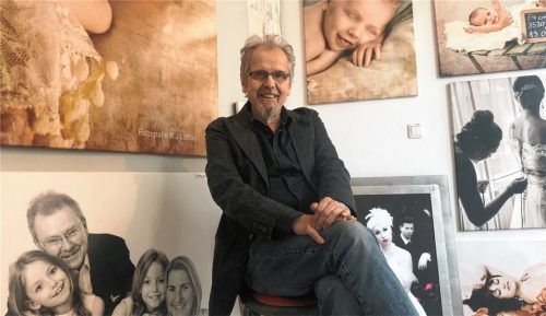 Ein Mann und „seine Kinder“: Raimund J. Löfflad fotografiert seit 50 Jahren in Rosenheim und Umgebung. Er hat sich auf Hochzeiten, Babys und Familienporträts spezialisiert. Jetzt verabschiedet er sich in den Ruhestand. Foto Heise