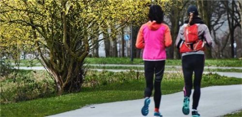 Ein moderates Training wie wohldosiertes Joggen ist derzeit laut Dr. Ludwig Geiger die beste Wahl. Foto dpa