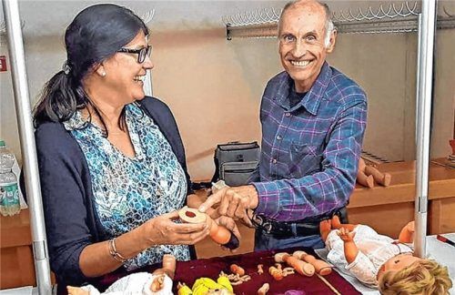 Ein neues Hüftgelenk oder ein wieder einsetzbares Auge: Doris Spechtenhauser und ihr Mann Peter, haben zahlreiche Ersatzteile im Gepäck. Foto re