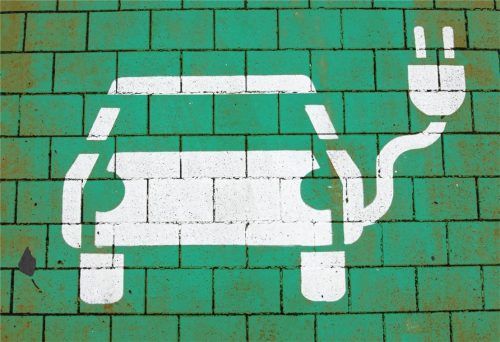 Ein Parkplatz mit einer Ladesäule für Elektroautos ist grün markiert. Foto dpa