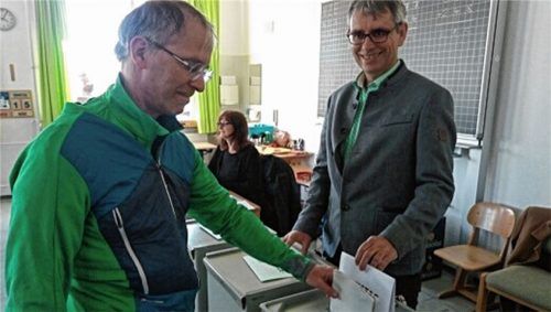 Ein Rimstinger Wähler gibt am Sonntag seine Stimme im Wahllokal in der Grundschule ab. Die Gemeinde freut sich über eine höhere Wahlbeteiligung als 2014.Foto  Sennhenn