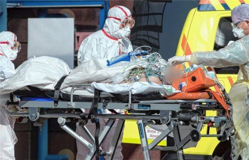 Ein schwer kranker Covid-19-Patient wird in Leipzig in eine Klinik aufgenommen. Sorgen macht, ob die Zahl der zur Verfügung stehenden Beatmungsgeräte ausreicht, wenn die Infektionen weiter zunehmen. Foto dpa