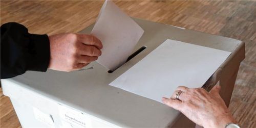 Ein Wähler wirft den Wahlschein in die Wahlurne. In Übersee wiederholt sich dieses Szenario bei der Bürgermeister-Stichwahl am 29. März.Foto dpa