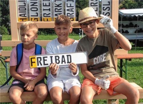 Eine Idee setzt sich durch: Jugendliche auf der Mitfahrbank. Foto Lietsch/Transition Town Initiative Grafing