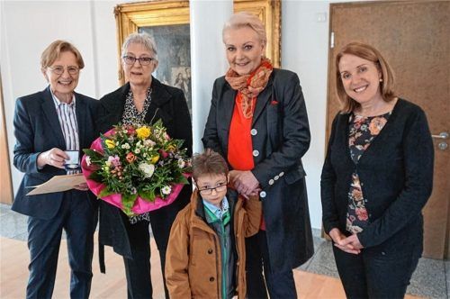 Eine Medaille und einen Blumenstrauß als Dank: Angelika Miebach (Zweite von links) bekam in Begleitung des sechsjährigen Matthias von (von links) Regierungspräsidentin Maria Els, Rosenheims Oberbürgermeisterin Gabriele Bauer und Ulrike May vom Jugendamt die Auszeichnung überreicht. Foto Stadt Rosenheim