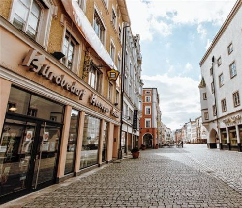 Eine nahezu verwaiste Rosenheimer Innenstadt. Viele Bürger halten sich an die Ausgangsbeschränkung. Foto Heininger