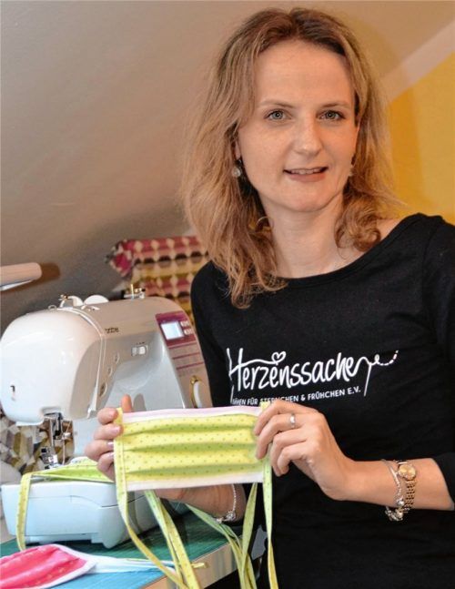 Eine Notfalllösung, um die Engpässe zu überbrücken. Andrea Brunnhuber und dieNäherinnen vom bundesweiten Verein „Herzenssache – Nähen für Sternchen und Frühchen“ nähen aktuell auch Behelfs-Mundschutz. Foto privat