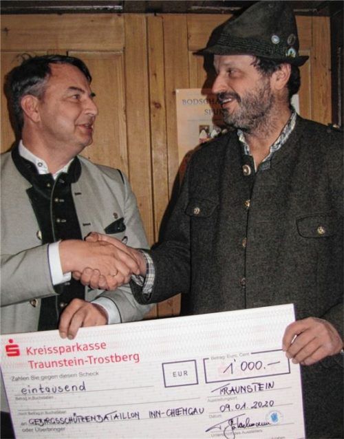 Einen 1000-Euro-Scheck übergab Thomas Gätzschmann Hauptmann der Kompanie Traunstein, an Gauhauptmann Hans Rucker.Foto Hecht