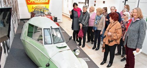 Erinnerungen auffrischen und ihre eigenen Geschichten erzählen, kann eine Gruppe Senioren beim Besuch der Ausstellung in der Städtischen Galerie.Foto re